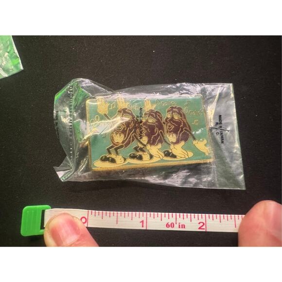 New Metal Enamel The California Raisins Band Sing Key Chain Vintage 1988 CALRAB - Picture 3 of 3